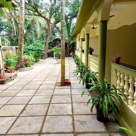 One Love Guest House Morjim Exterior photo