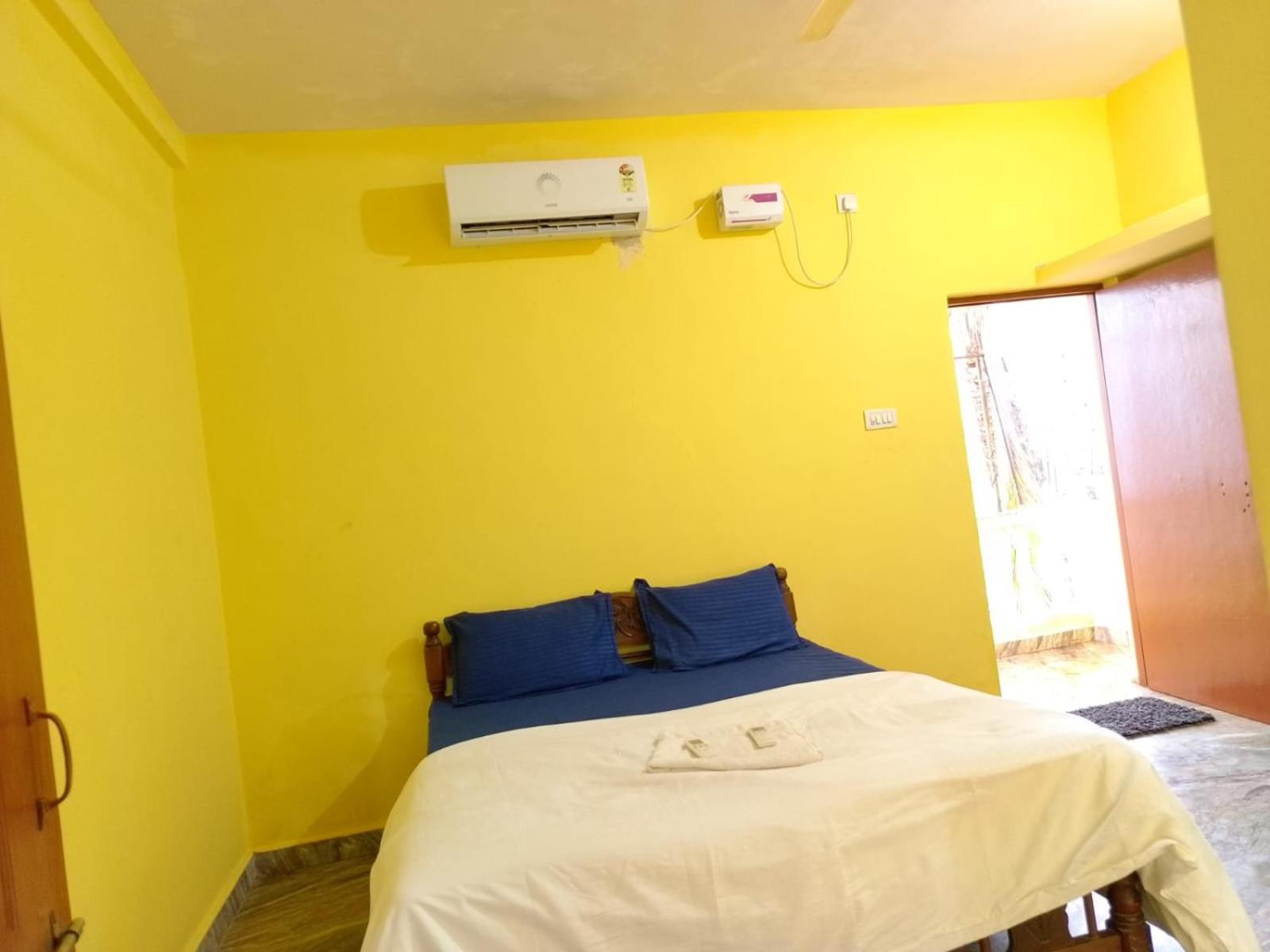 One Love Guest House Morjim Exterior photo