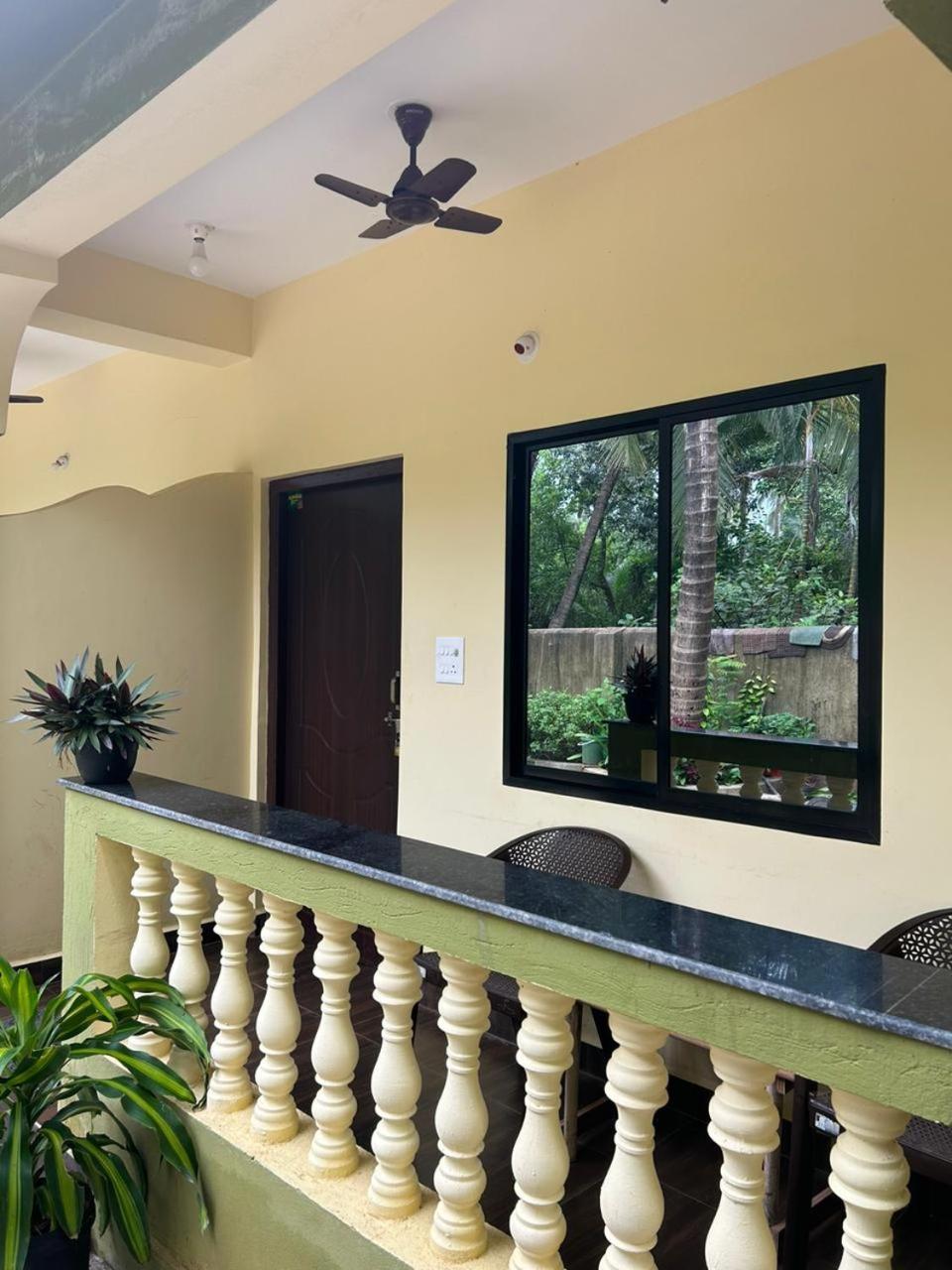 One Love Guest House Morjim Exterior photo
