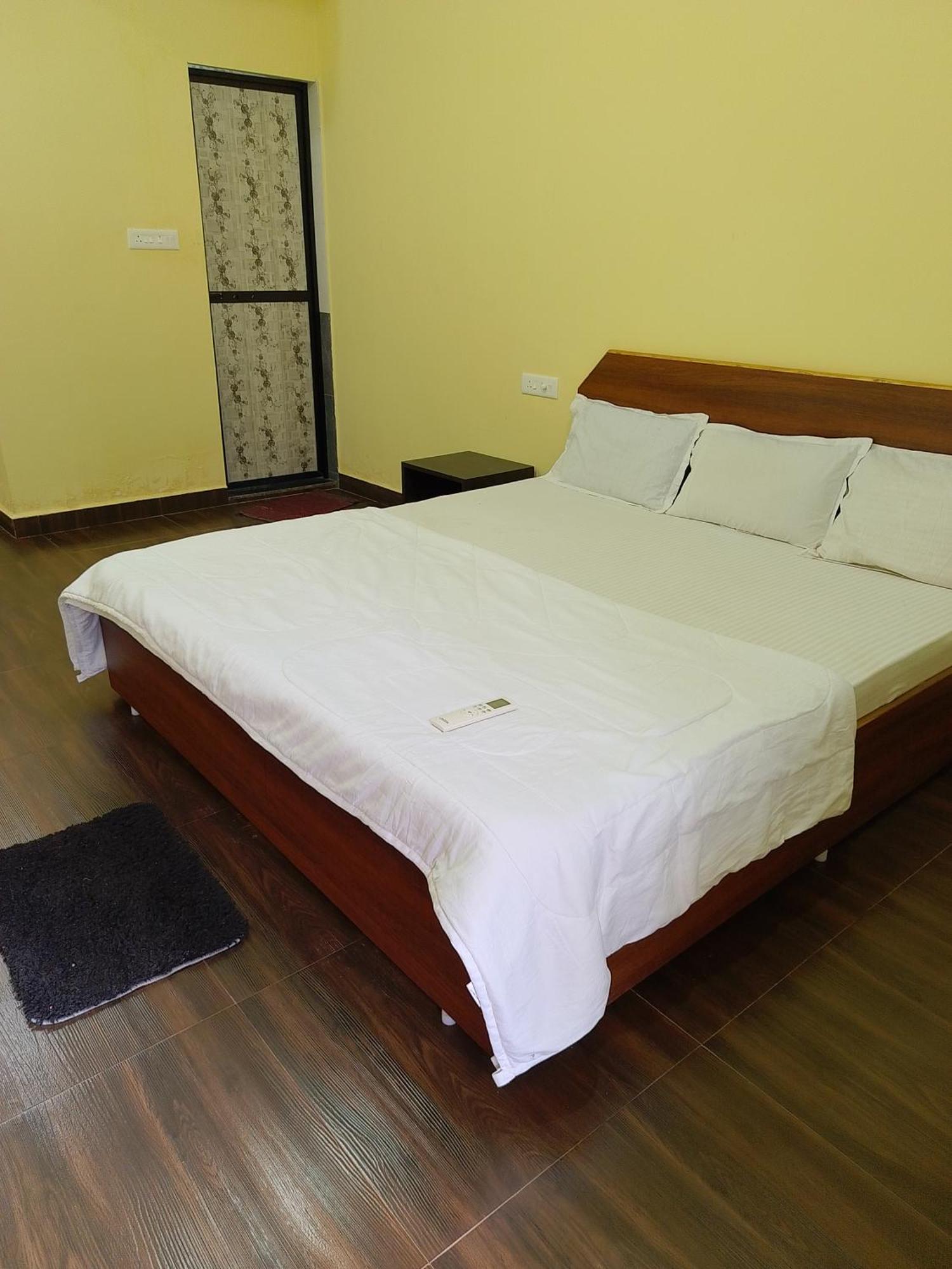 One Love Guest House Morjim Exterior photo