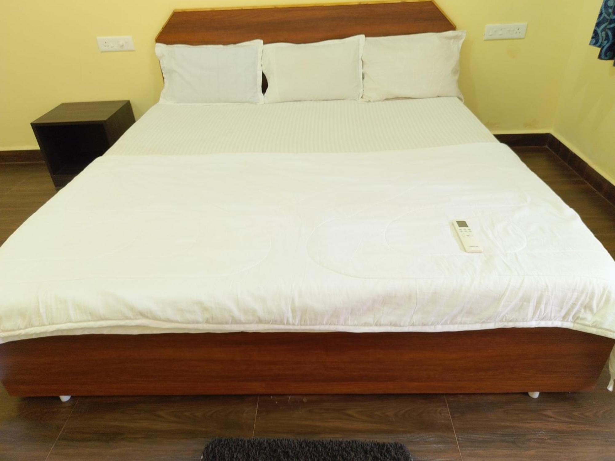 One Love Guest House Morjim Exterior photo