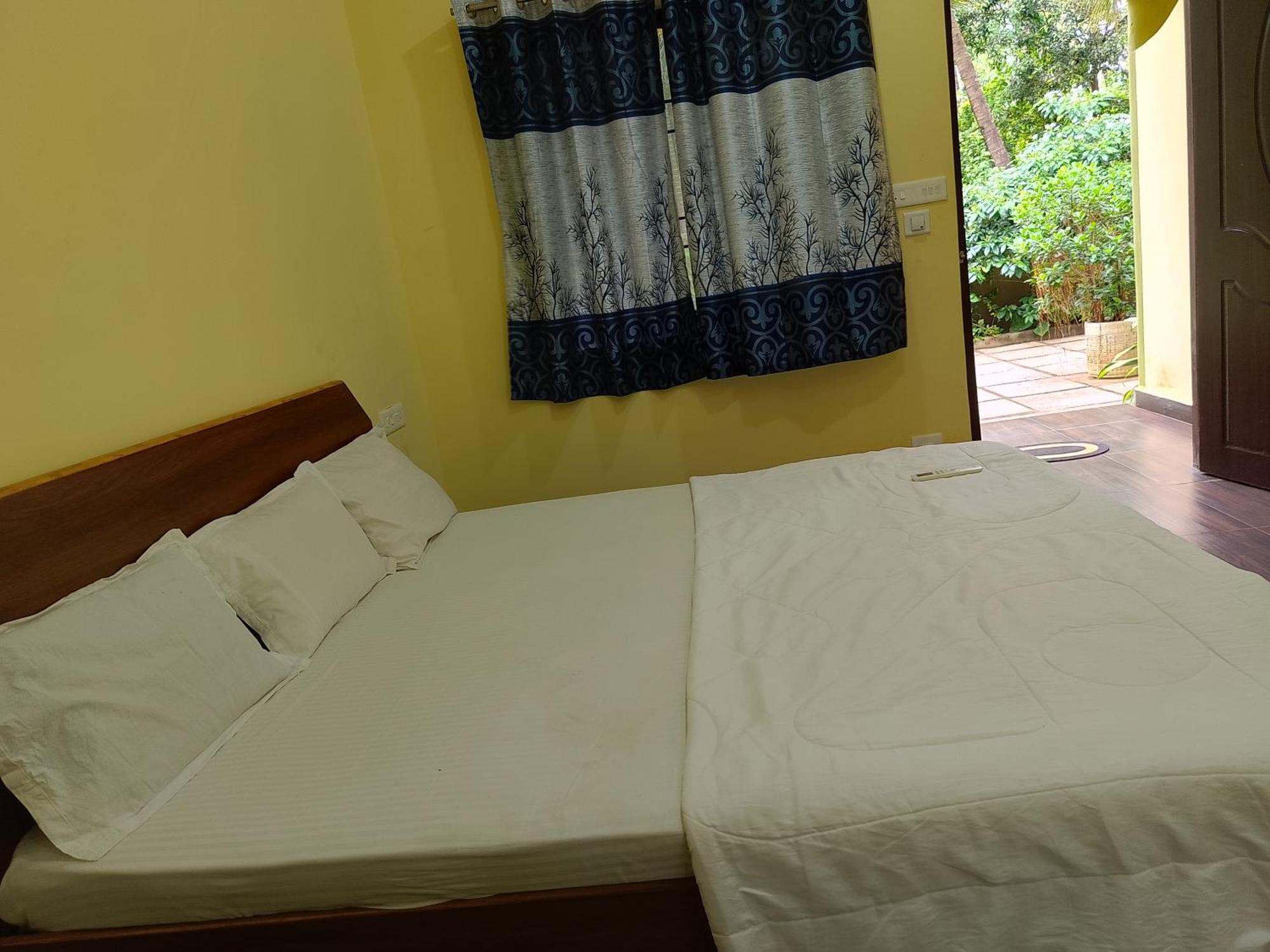 One Love Guest House Morjim Exterior photo