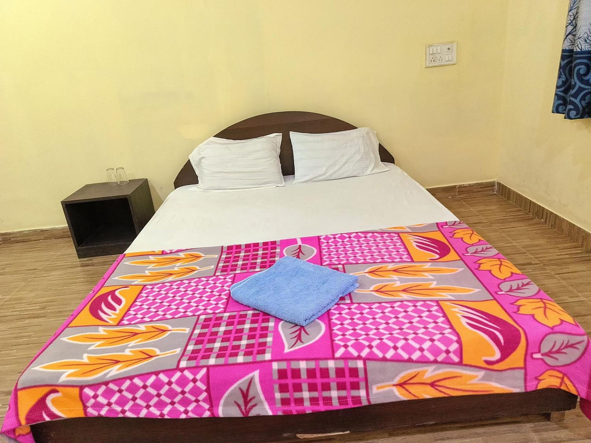 One Love Guest House Morjim Exterior photo