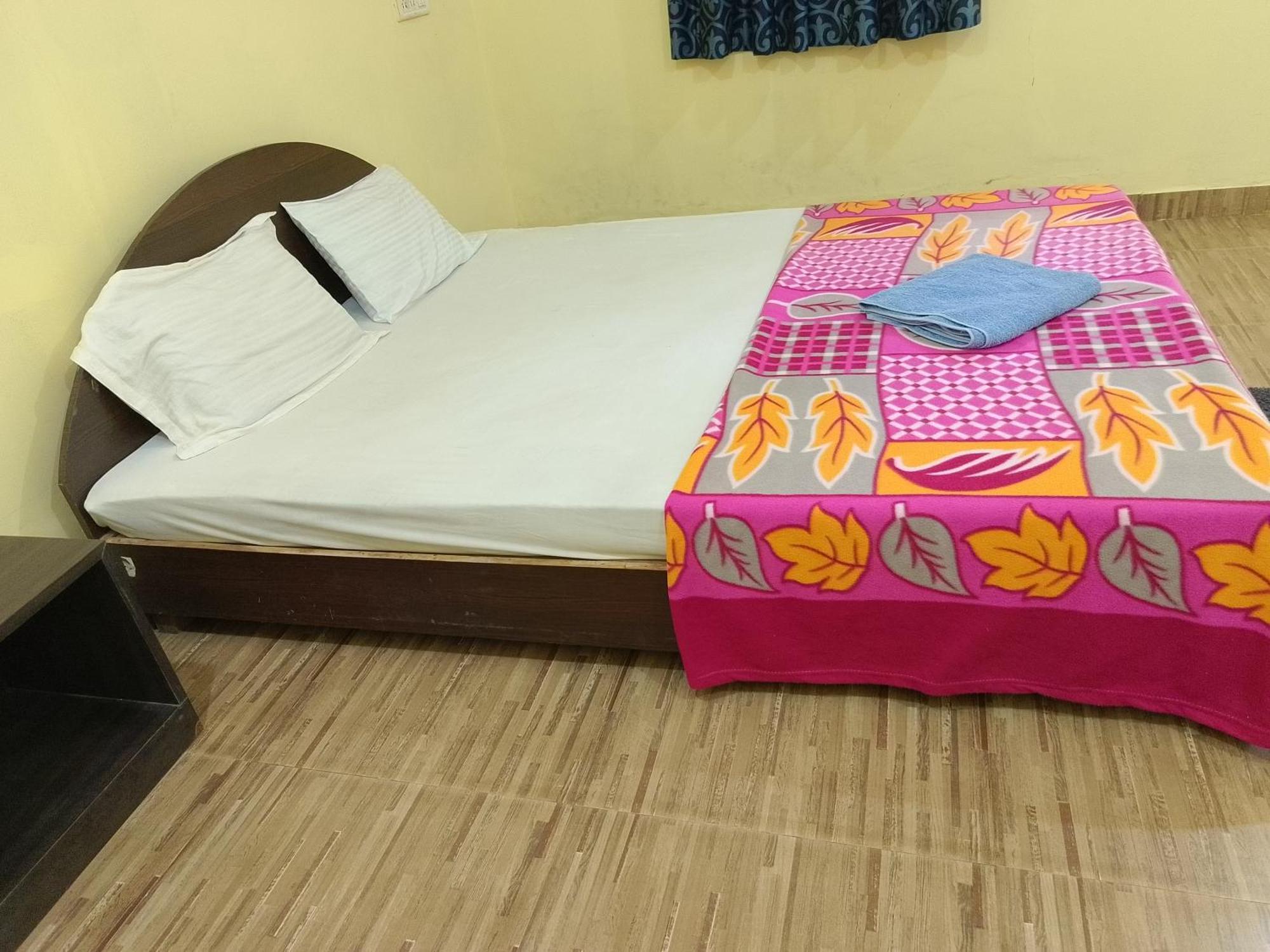 One Love Guest House Morjim Exterior photo