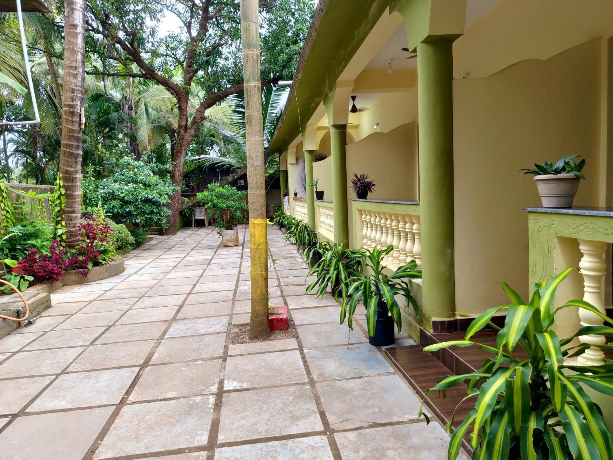 One Love Guest House Morjim Exterior photo