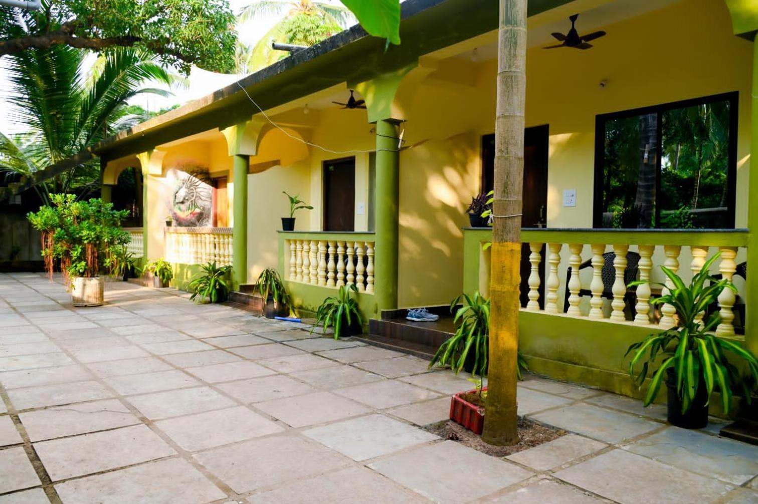 One Love Guest House Morjim Exterior photo