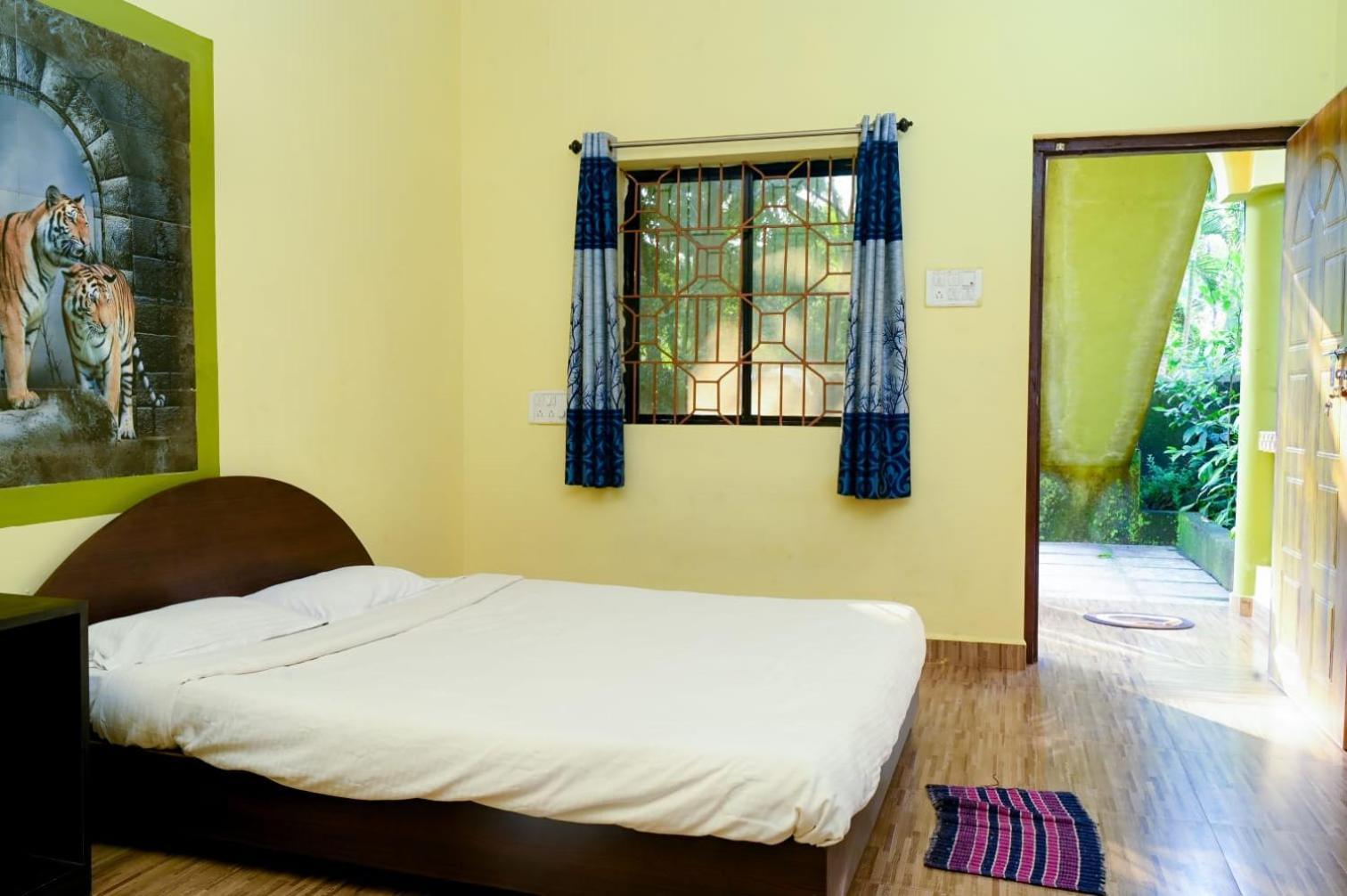 One Love Guest House Morjim Exterior photo