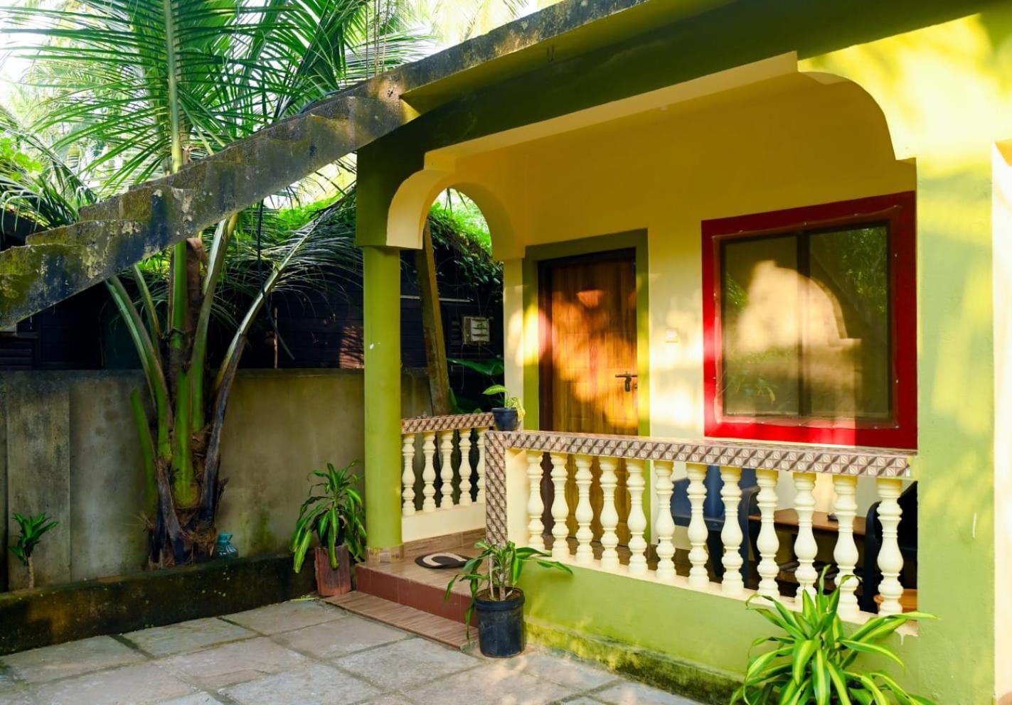 One Love Guest House Morjim Exterior photo